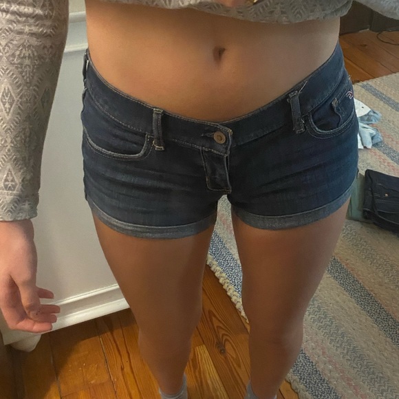 Hollister low rise Jean shorts, size 27 - Picture 3 of 4